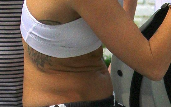 Miley Cyrus odsłania dalej ciało