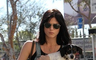 Ciężarna gwiazda nosi swojego pupila (FOTO)