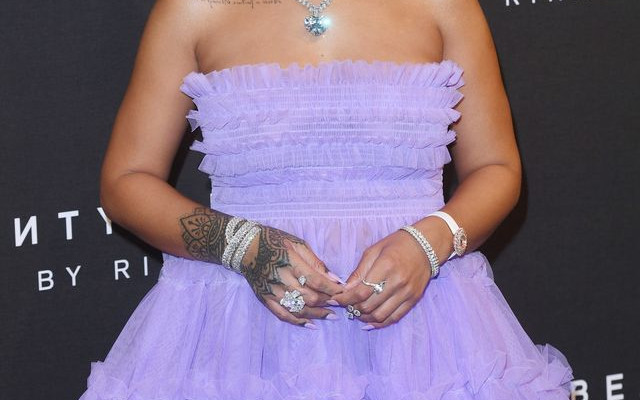 Tak prezentuje się i ubiera Rihanna, od kiedy przytyła 12 kilogramów