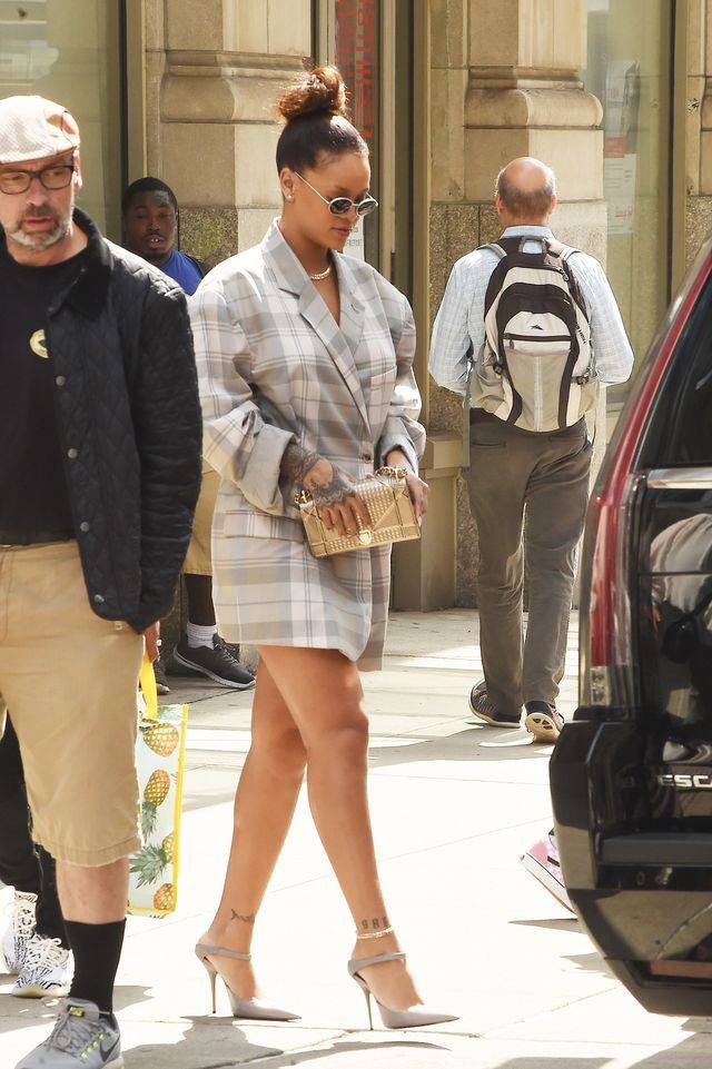 Rihanna w wielkiej marynarce