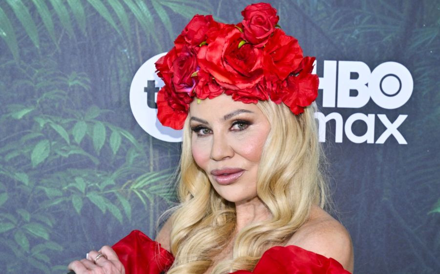 Odmieniona Jarosińska zadaje szyku w czerwieni. Patrzymy tylko na jej dół