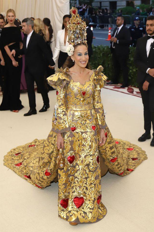 ZJAWISKOWE kreacje na Met Gali 2018: Kardashianki, Rihanna jak papież…