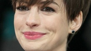 Anne Hathaway eksperymentuje z grzywką (FOTO)