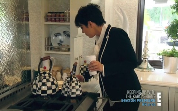 Kris Jenner ma dopasowany półmisek do podłogi i czajników