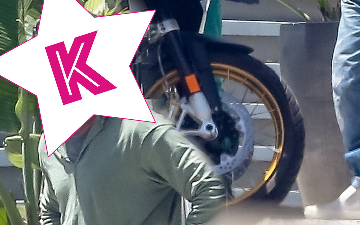 Dawno niewidziany Brad Pitt. Ogląda nowy motor kumpla z zespołu Red Hot Chili Peppers. (ZDJĘCIA)