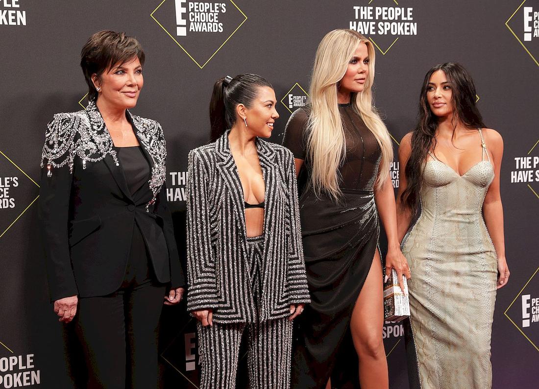 Kris Jenner z córkami pozuje na ściance. Rodzina Kardashian-Jenner na ściance.