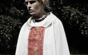 Magda Roman w roli księdza (FOTO)