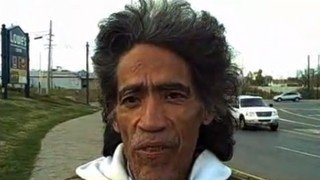 Bezdomny z niezwykłym radiowym głosem (VIDEO)