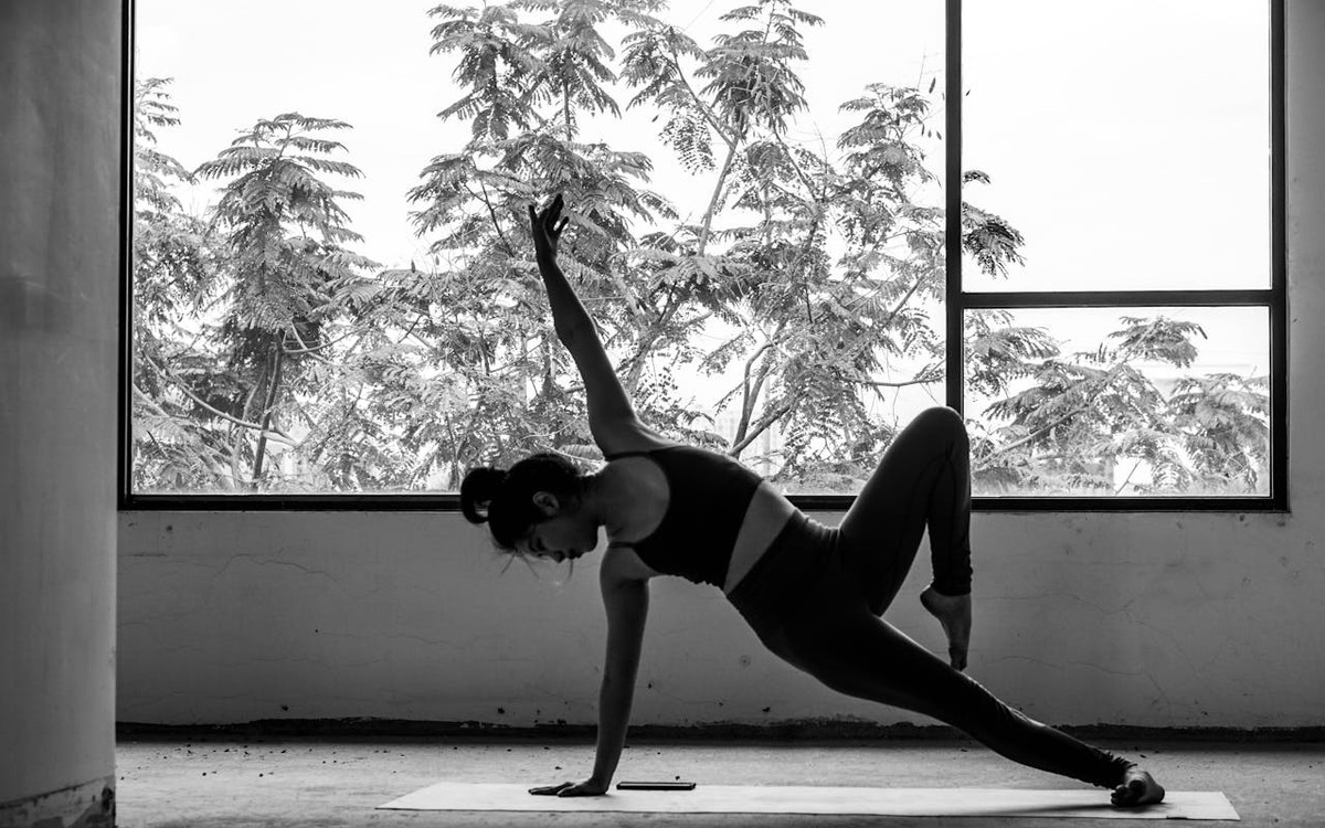 Ćwiczenia siłowe dla kobiet – jak je wykonywać w domu? Poradnik