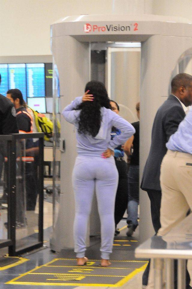 Welurowe dresy obnażyły prawdę o dodatkowych 12 kilogramach Rihanny