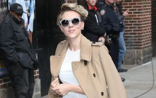 To jedna z najgorszych fryzur Scarlett Johansson? (FOTO)