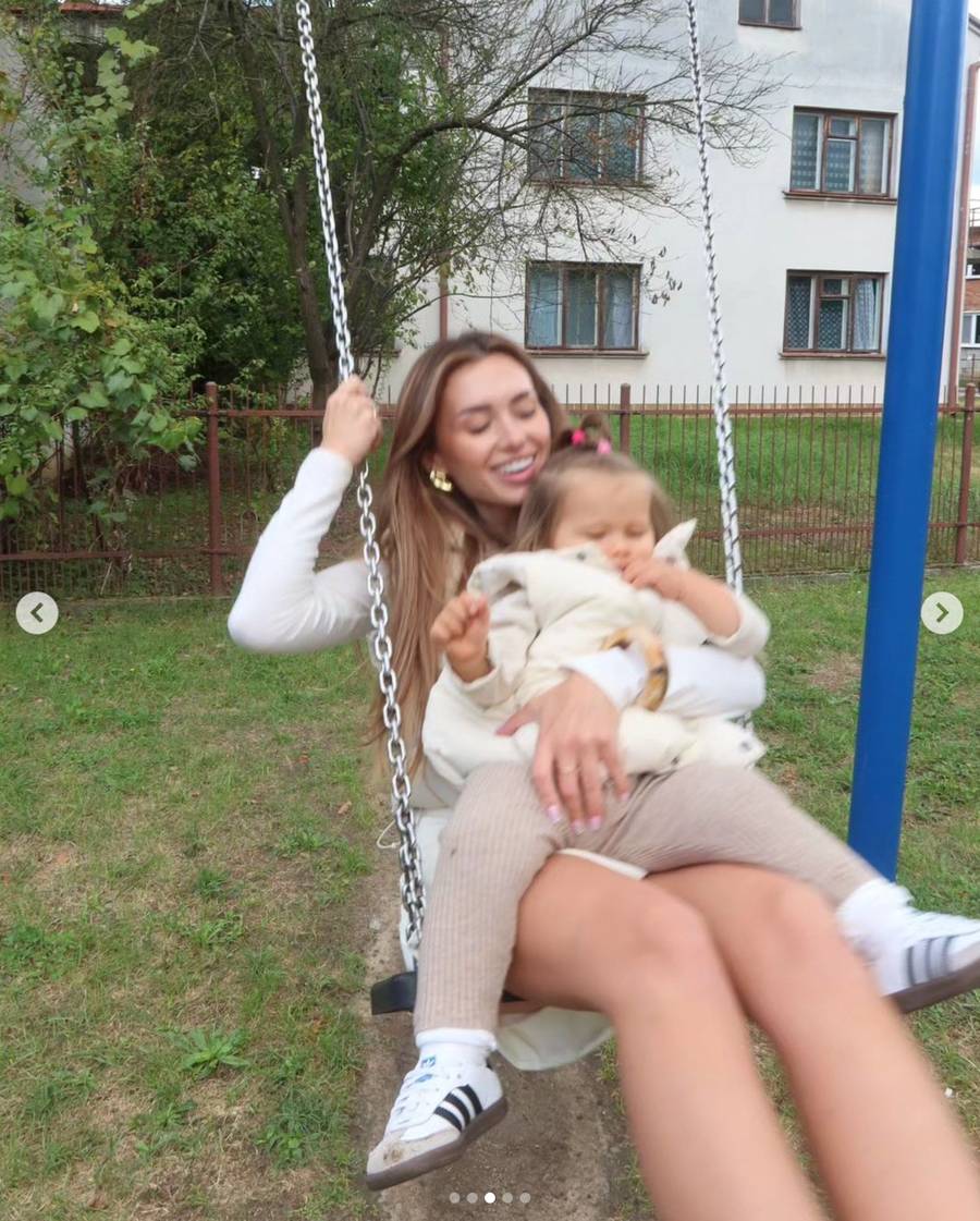 Wersow zapozowała z Majusią i dziadkiem! Fani: “Właśnie takie zdjęcia mają wartość, a nie tylko idealne sesje” (FOTO)