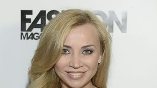 Piersi odsłonięte do połowy – kto tak kusi? (FOTO)