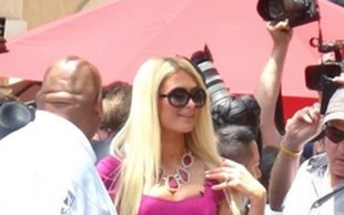 Brzuszek Paris Hilton wywołał plotki o ciąży (FOTO)