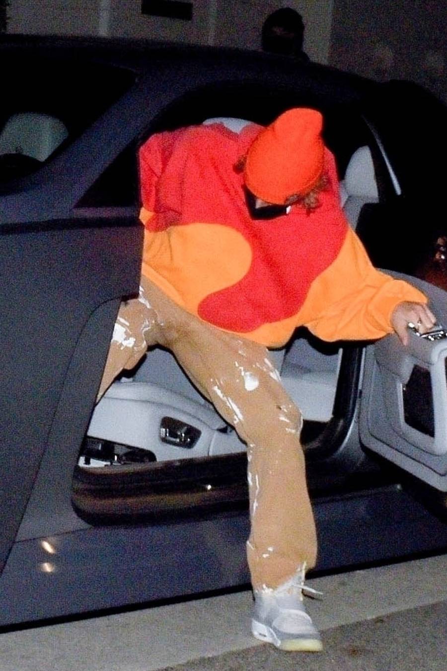 Justin Bieber w kolorowej stylizacji.