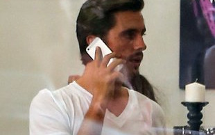 Scott Disick w kasynie z blondynką