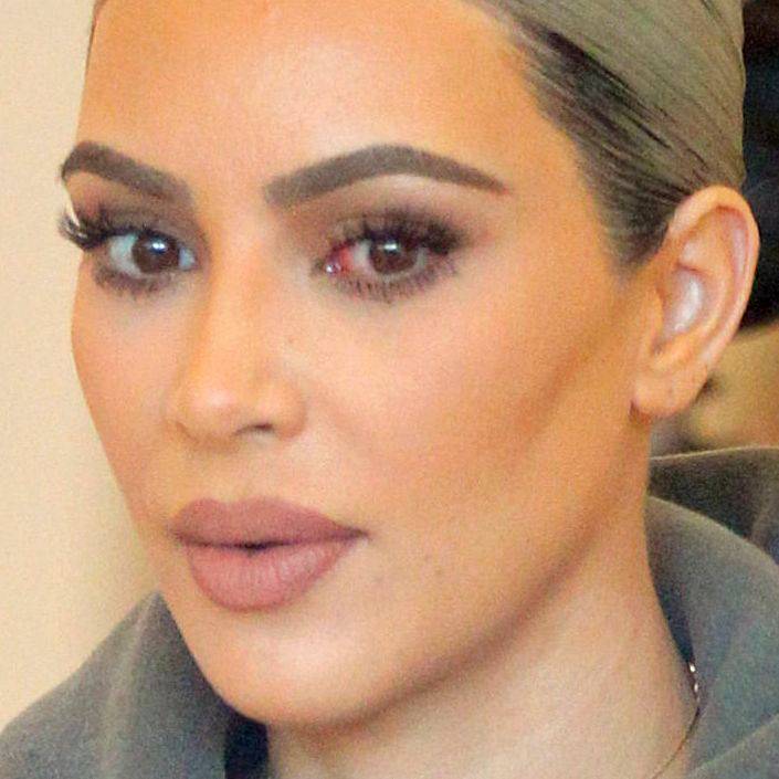 Odrosty, chore oko i ta FATALNA stylizacja Kim Kardashian