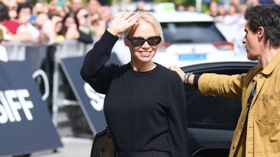 Dawno niewidziana Pamela Anderson wylądowała w Hiszpanii, “Skromnie i z klasą”