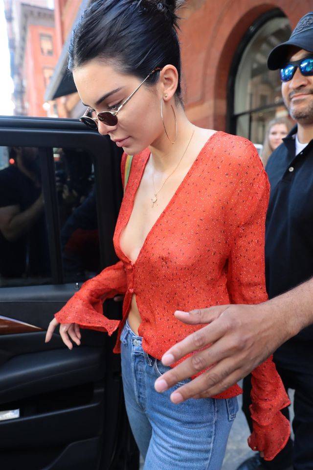 Rozpięta bluzka, a pod nią NIC (ZDJĘCIA)