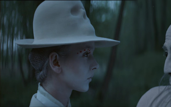 Monika Brodka w roli reżyserki! Zobacz PRZERAŻAJĄCY teledysk do Santa Muerte!