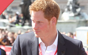 Książę Harry żartuje z dziecka brata