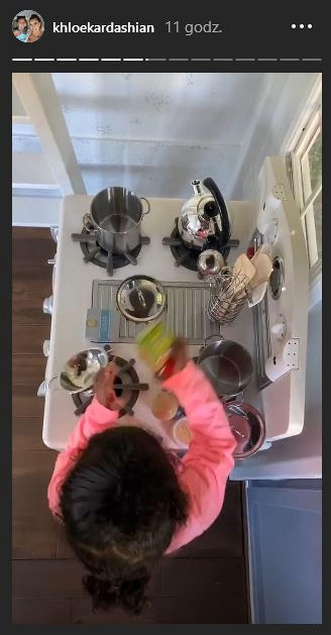 Córka Khloe Kardashian gotuje w swojej kuchni