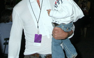 Mały Kingston i jego nauka jazdy na wrotkach