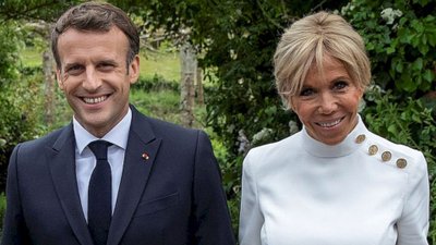 Emmanuel Macron kusi gołym torsem. W takim wydaniu go jeszcze nie widzieliśmy