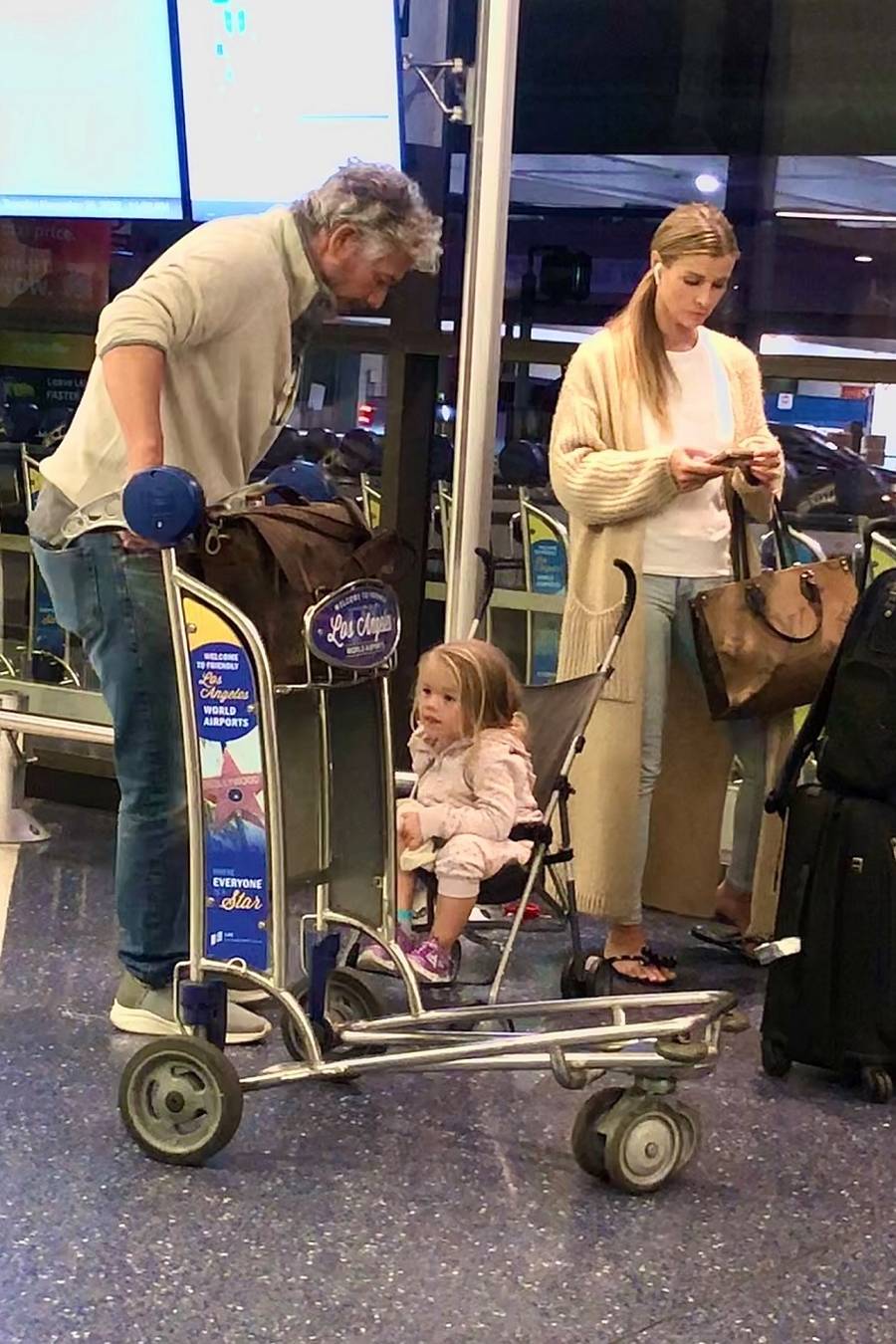 Joanna Krupa na lotnisku LAX z mężem i córką czekają na walizki (ZDJĘCIA)