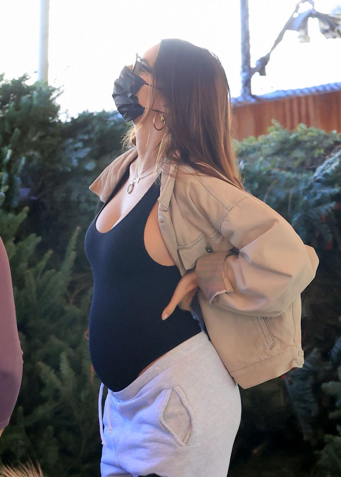 Emily Ratajkowski rozgląda się za choinką