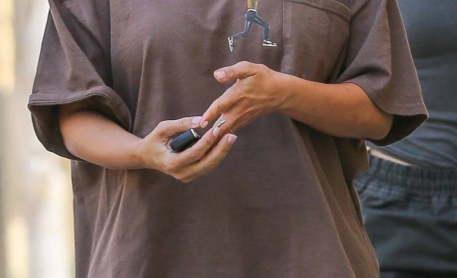 Kim Kardashian w mało seksownej stylizacji na mieście z asystentką