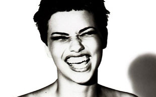 Poznajecie tę półnagą chłopczycę? (FOTO)