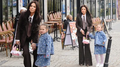 Sylwia Bomba z rodziną w centrum Warszawy. Paparazzi mieli co fotografować