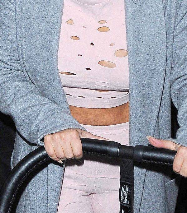 Kim Kardashian w Paryżu pokazuje (nie taki idealny) brzuch