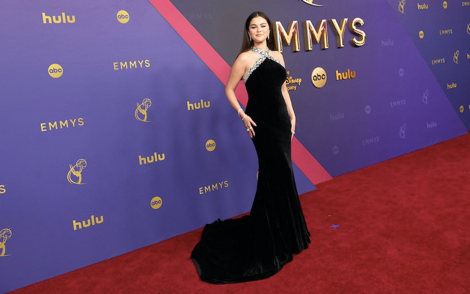 Selena Gomez na rozdaniu nagród Emmy wyglądała jak milion dolarów [wideo]