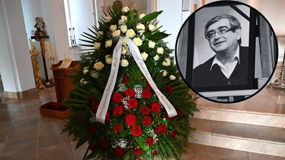 Położyli to przy urnie gwiazdy, której pogrzeb był anulowany. Poruszenie w kościele