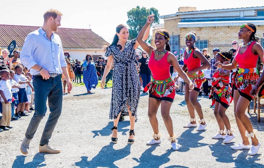 Para książęca Sussex w Afryce. Bawią się z dziećmi i przytulają