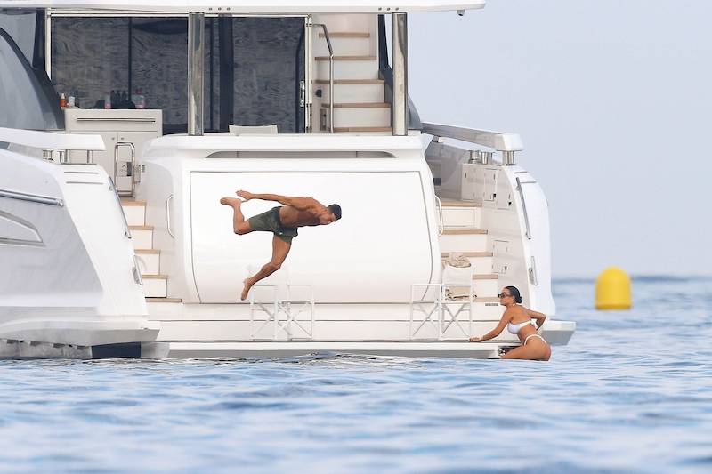 Cristiano Ronaldo i Gerogina Rodriguez wypoczywają na ogromnym jachcie (ZDJĘCIA)