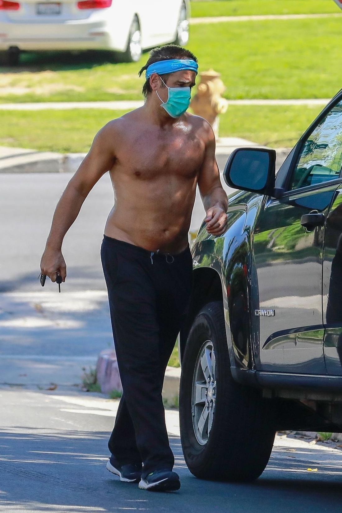 Colin Farrell trenuje na kwarantannie bez koszulki