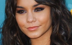 21-letnia Vanessa Hudgens używa kremów ma zmarszczki