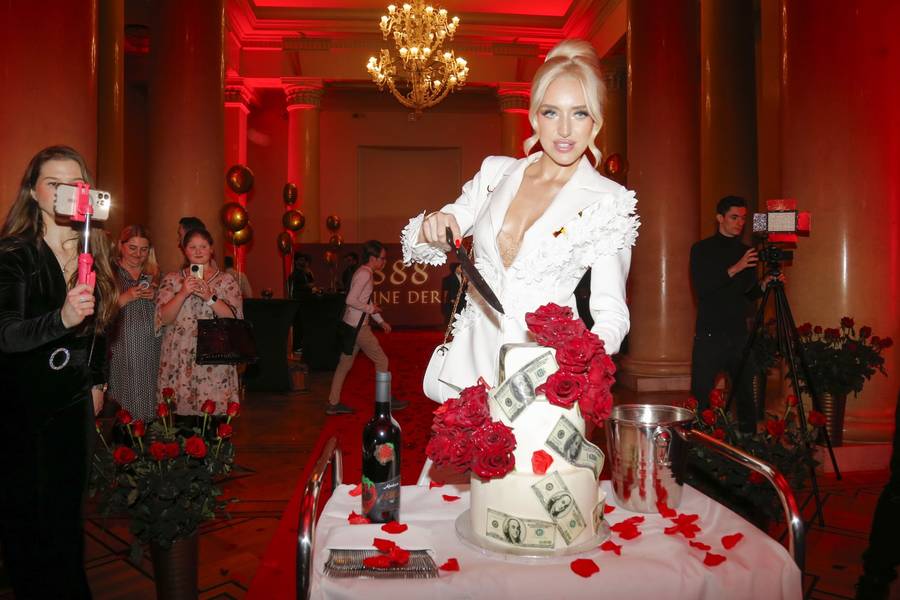 Kolejny POKAZ MODY Caroline Derpieński! To dlatego przyleciała do Polski?! (FOTO)