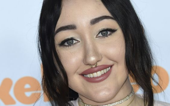 RATUNKU! Stylisty! Noah Cyrus błądzi