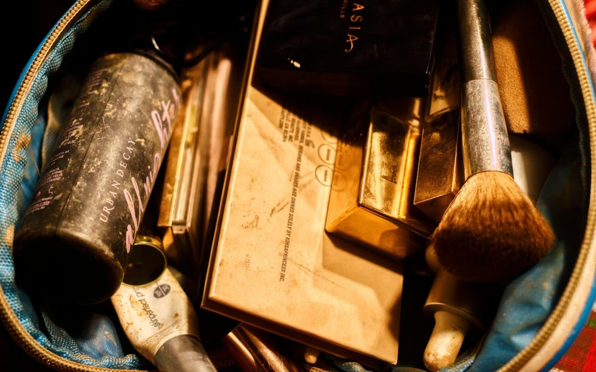 Zawartość kosmetyczek najpopularniejszych celebrytek i ich sekrety urody