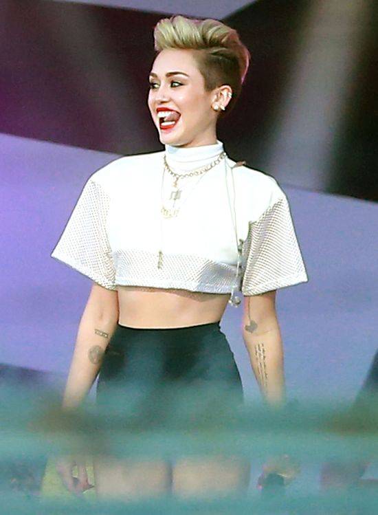 Miley Cyrus na scenie show Jimmy Kimmel Live!