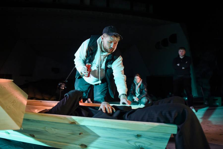 Sebastian Fabijański został reżyserem teledysku Xaviera! Młody Wiśniewski leży w trumnie…