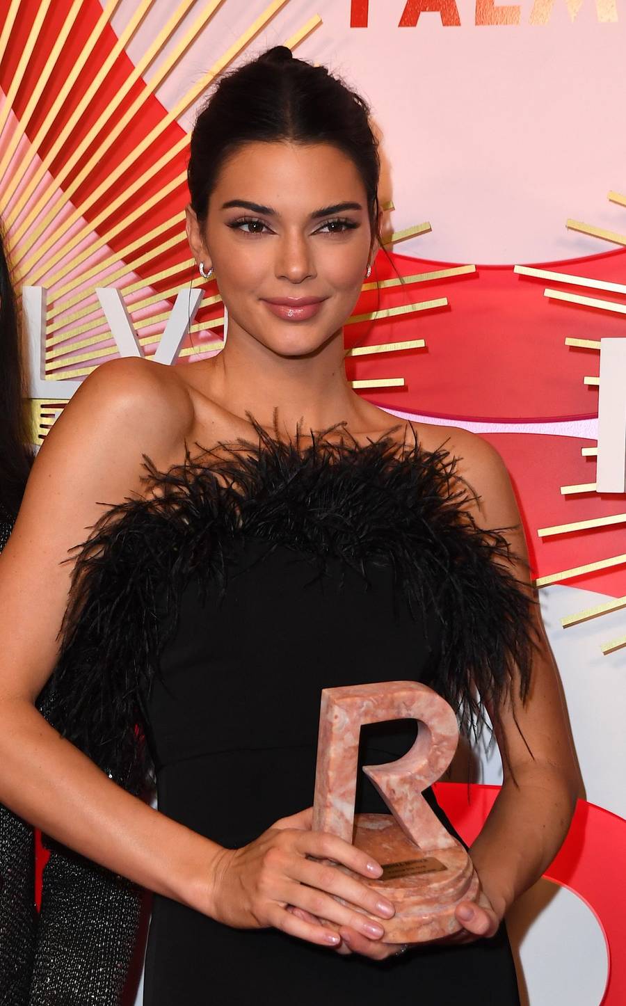 Kendall Jenner w małej czarnej, ze spoconymi stopami