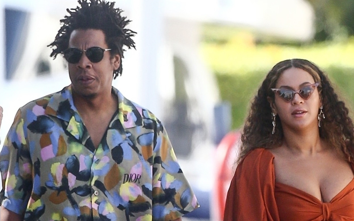 Beyonce i Jay-Z nie wstali podczas HYMNU na Super Bowl. Raper się TŁUMACZY