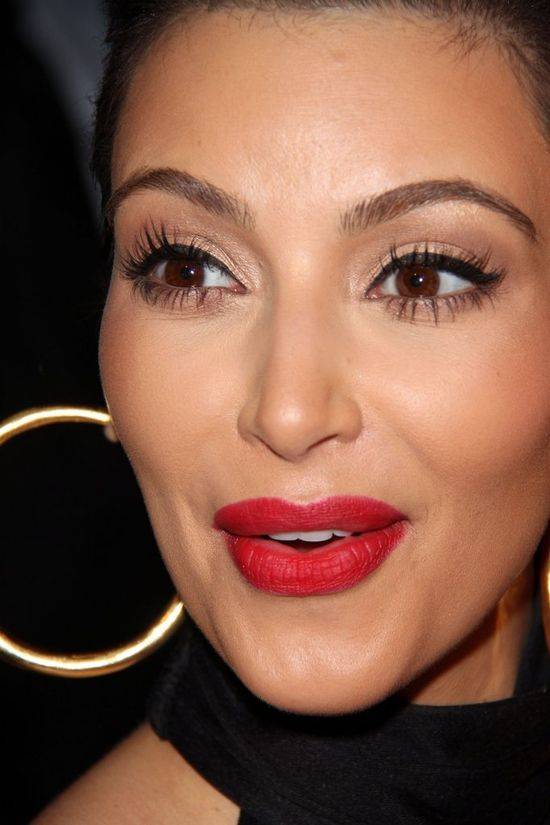 Twarz Kim Kardashian pęka od wypełniaczy