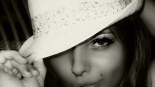 Kamila Wybrańczyk, dziewczyna Artura Szpilki, śpiewa