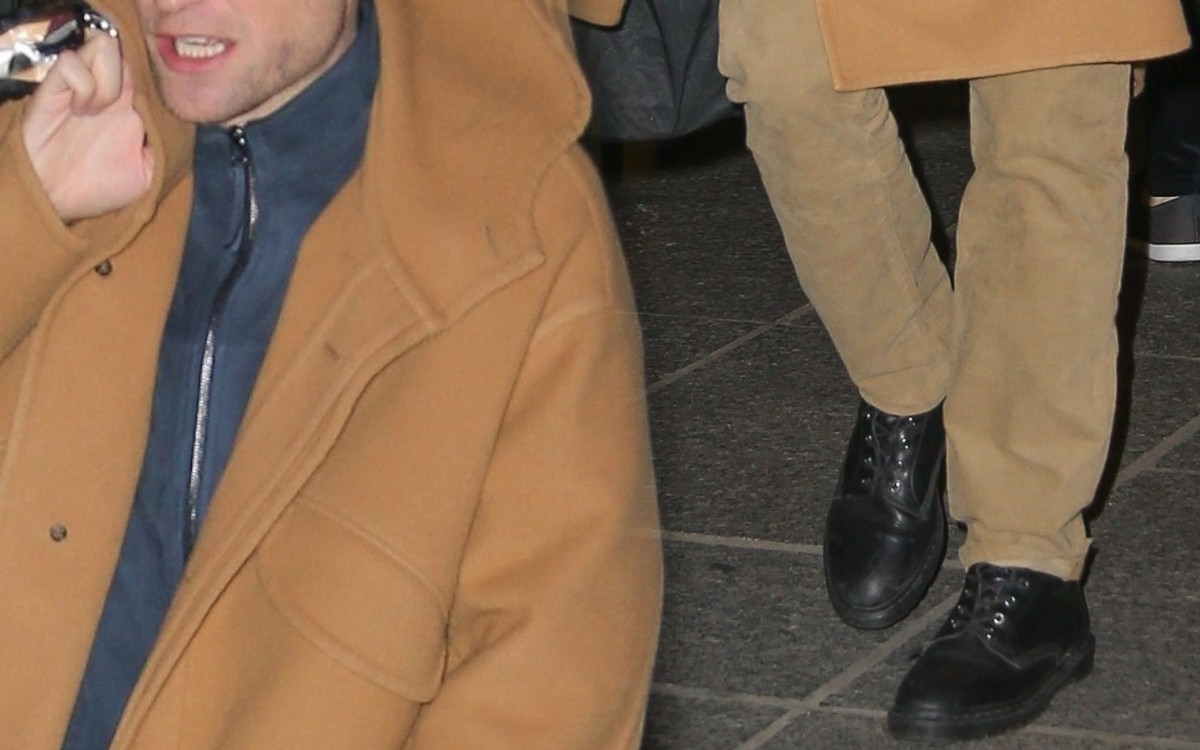 Robert Pattinson nadal wygląda jak przystojny Edward ze ZMIERZCHU. Opuszcza hotel w modnym płaszczu